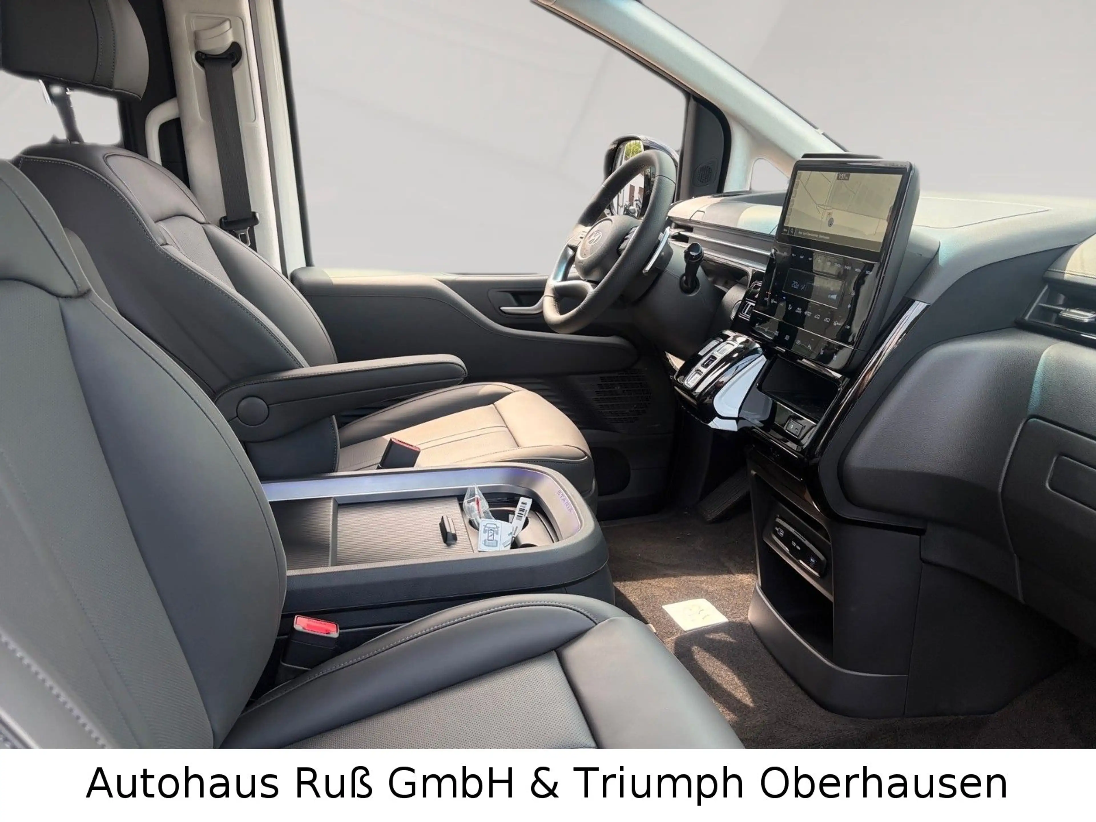 Hyundai STARIA Signature Hybrid 2WD — photo 12