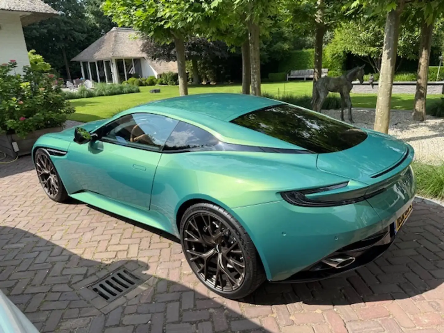 Aston Martin DB12 Coupe Groen - 1