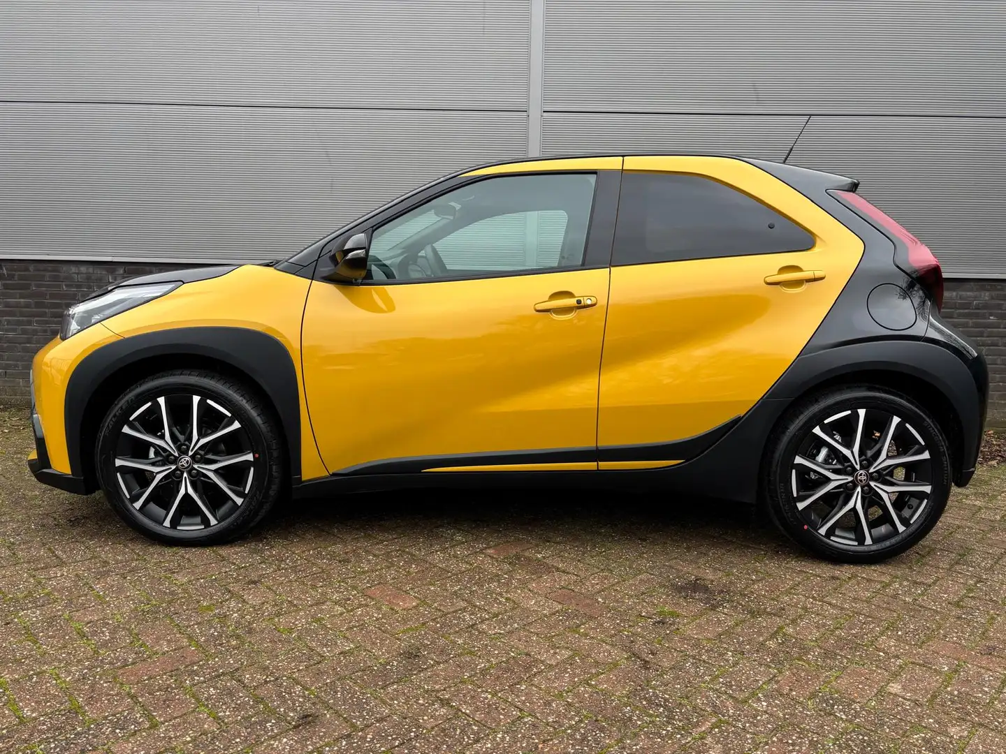 Toyota Aygo X Hybrid 115 GR Sport Geel - 2