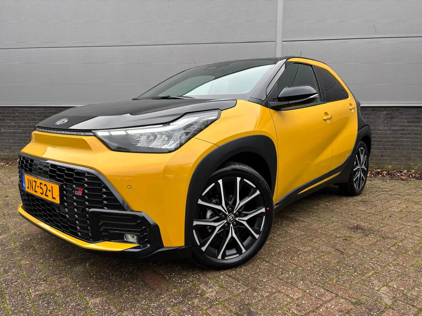 Toyota Aygo X Hybrid 115 GR Sport Geel - 1