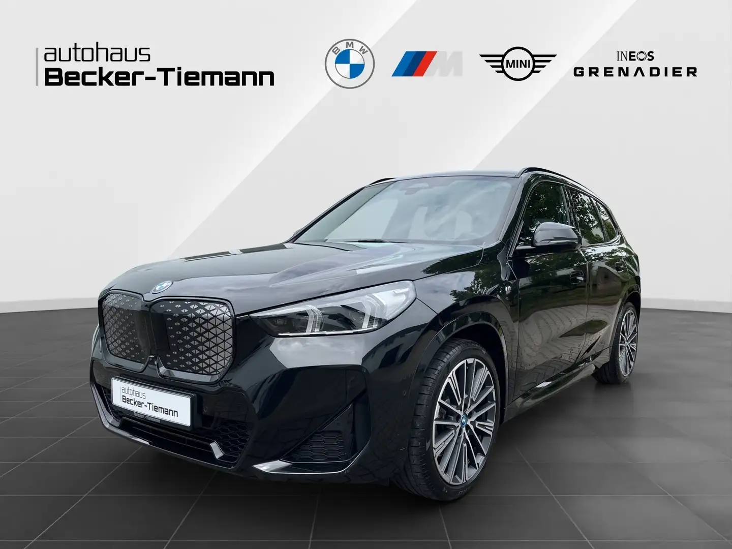 BMW iX 1 xDrive30 M-Sport AHK Panorama DA+ PA+ Head-Up Schwarz - 1