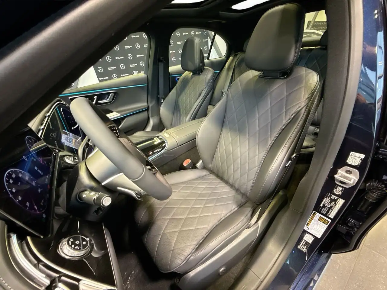 Mercedes-Benz E-Class снимка Mercedes-Benz E-Class