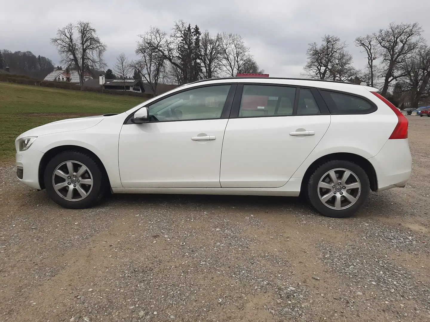 Volvo V60 Kombi 1.6 Klima SHZ Tempo AHK Standheizung Weiß - 2