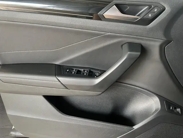 Volkswagen T-Roc view 5