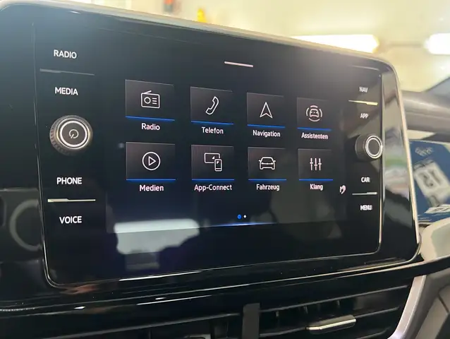 Volkswagen T-Roc view 11