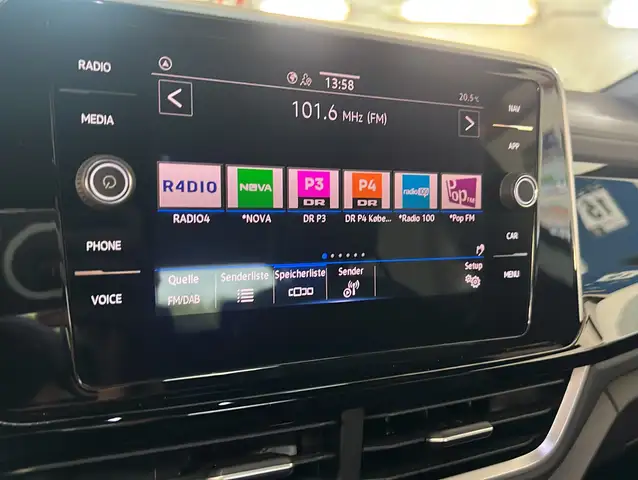 Volkswagen T-Roc view 10