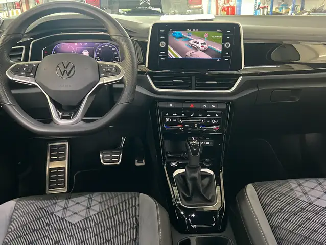 Volkswagen T-Roc view 3