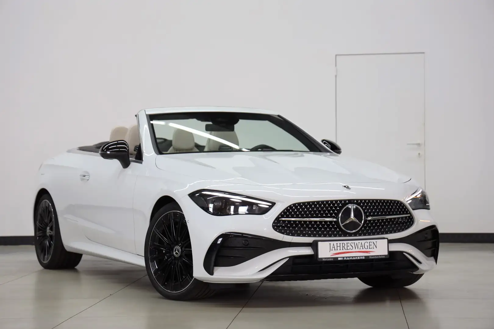 Mercedes-Benz CLE 200 Cabrio AMG Premium Plus Night 20" *BEIGE LEDER* Blanco - 2