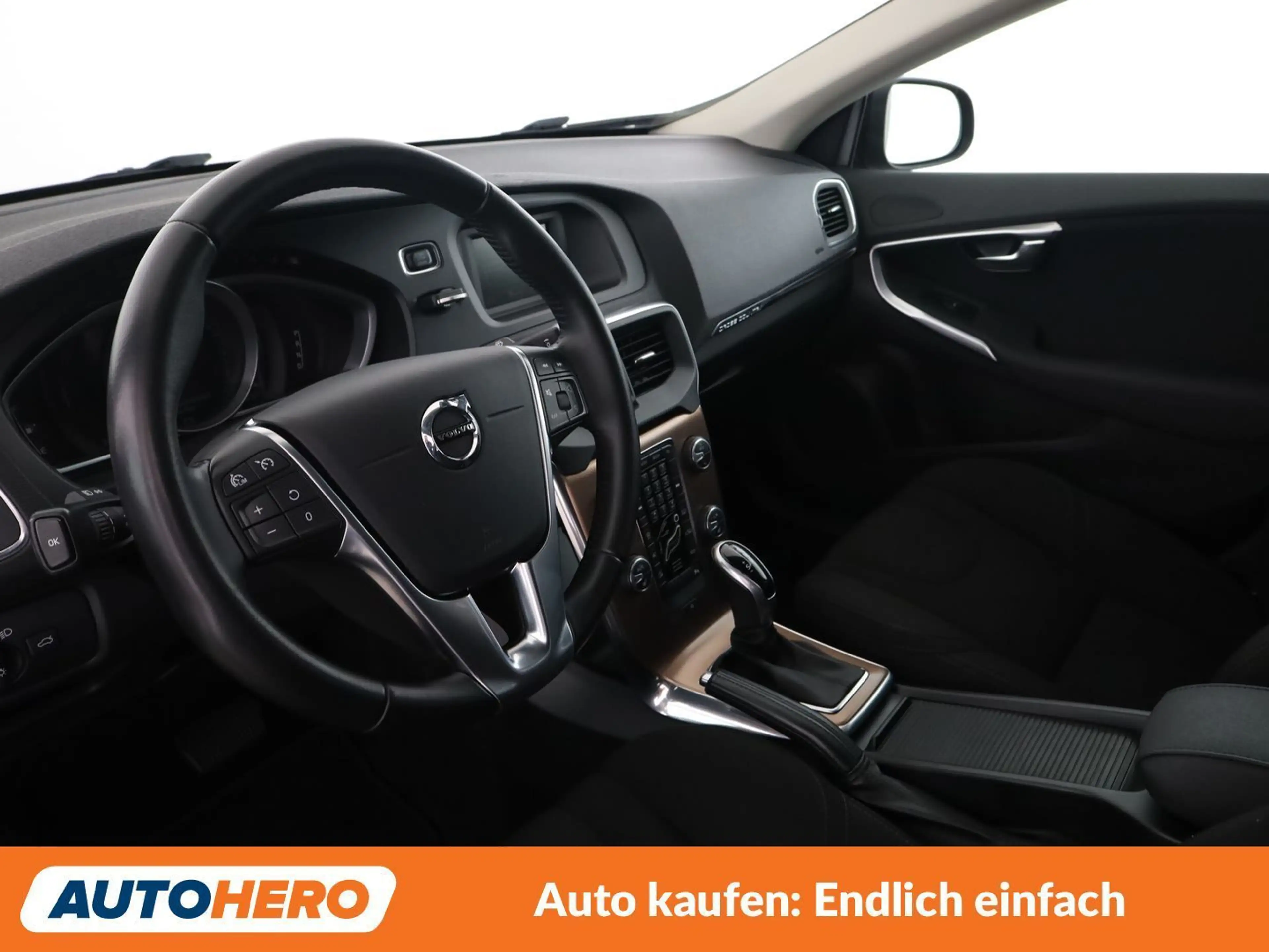Volvo V40 Cross Country 2.0 D2 — photo 11