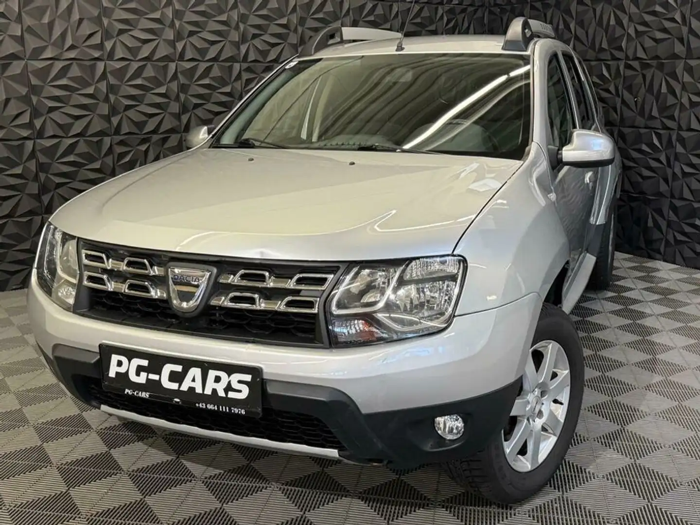 Dacia Duster 1.2 TCe Celebration 4x2 Grau - 1