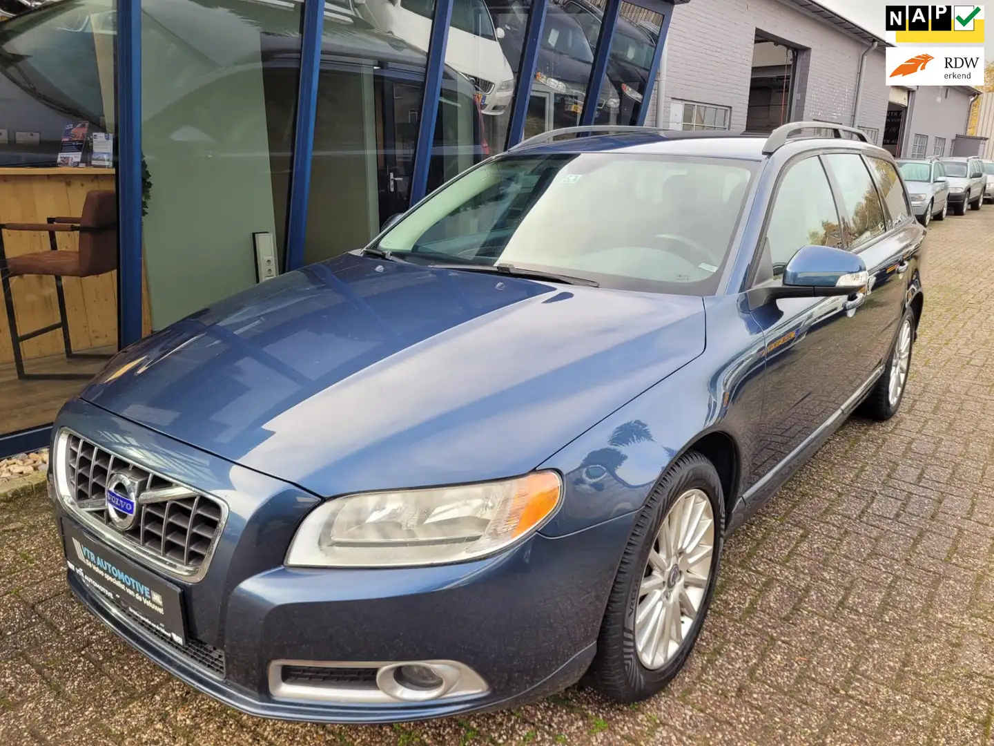 Volvo V70 2.5T Momentum LEER / NAVI / YOUNGTIMER Blauw - 1