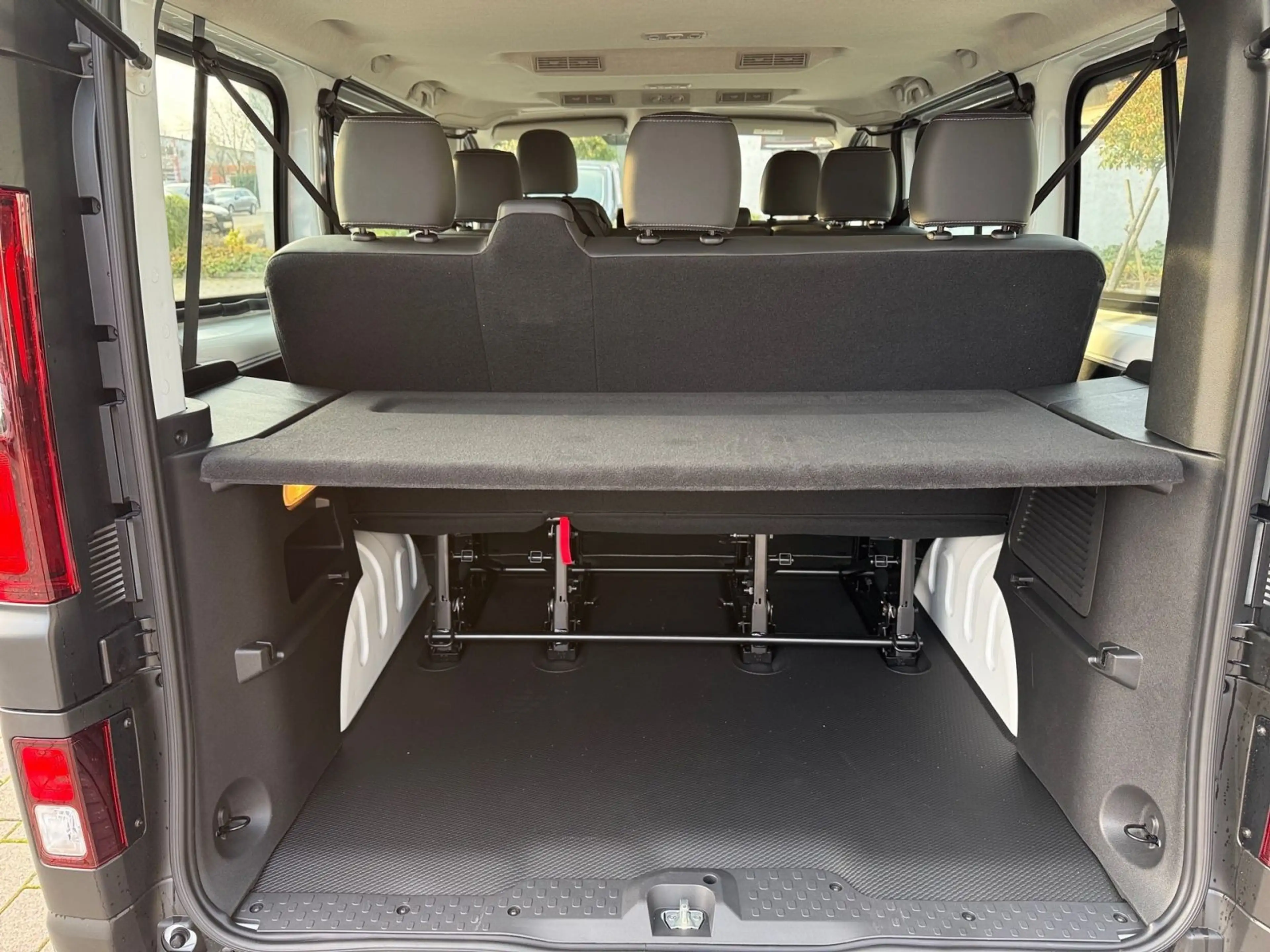 Nissan Primastar 2,8t dCI 150 L1H1 N-Connecta 9 Sitzer — photo 11