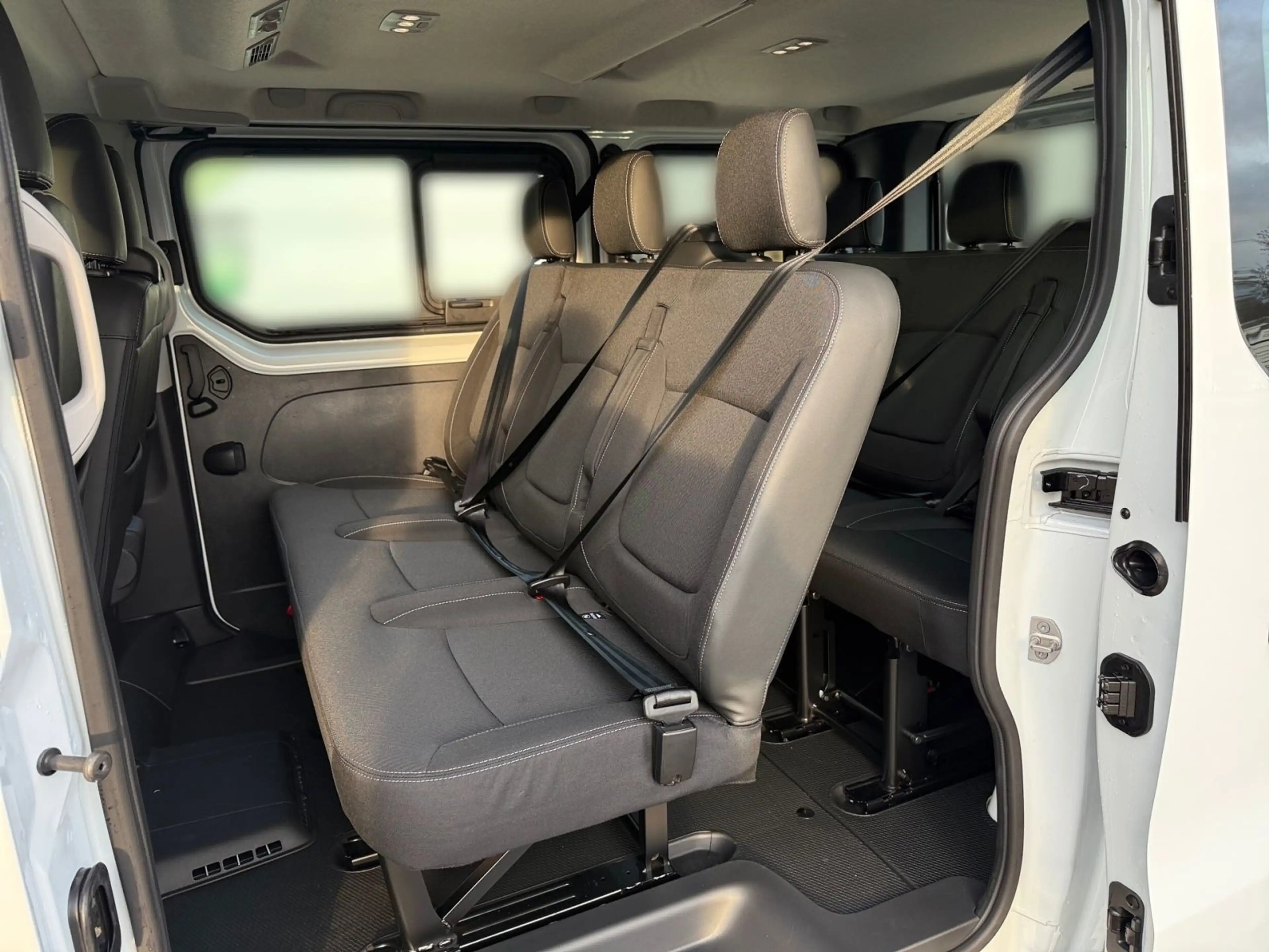 Nissan Primastar 2,8t dCI 150 L1H1 N-Connecta 9 Sitzer — photo 15