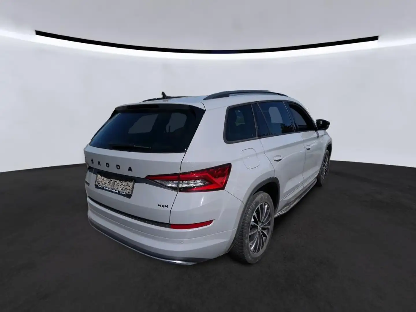 Skoda Kodiaq 2.0 TDI Sportline 4x4/PANO/AHK/ACC/360°KA Grijs - 2