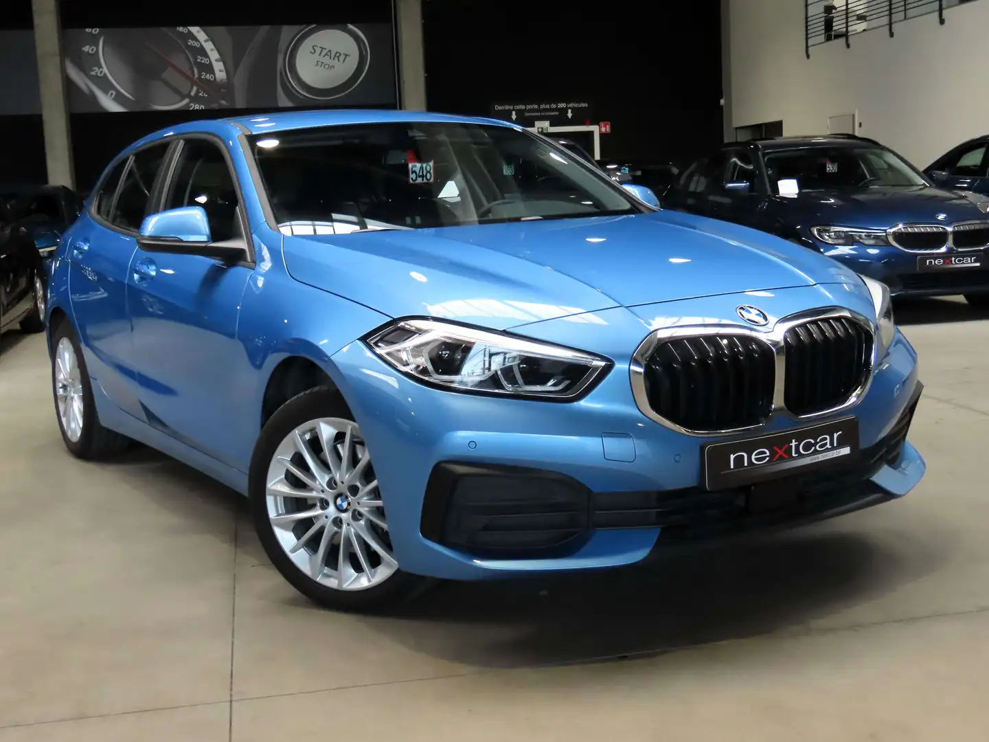 BMW 118 iA Hatch Sportline *FULL LED-NAVI-DIGITAL-PARKING* Blauw - 2