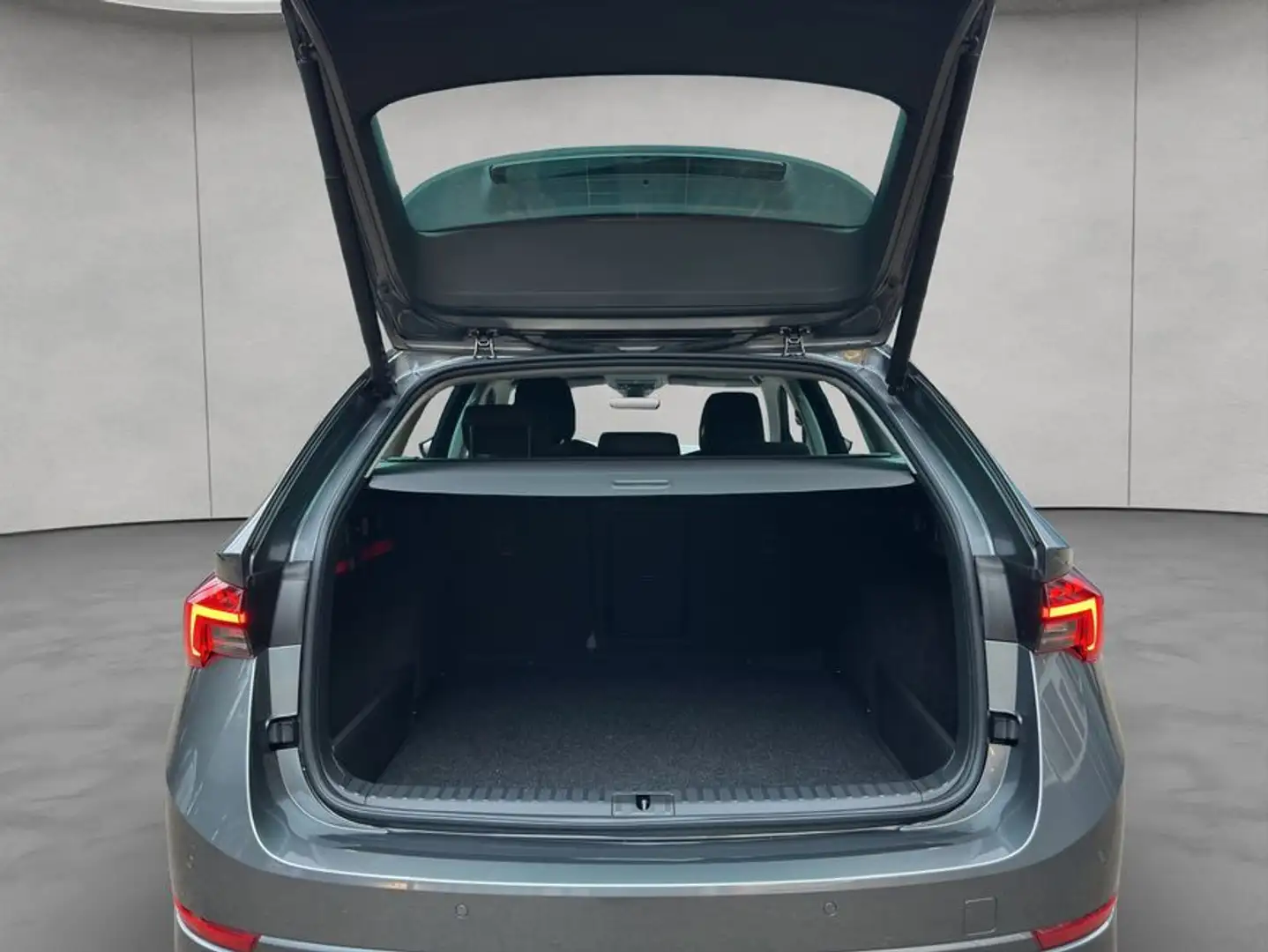 Skoda Octavia Combi 2.0 TDI DSG Style NAVI KESSY GJR R Grau - 2