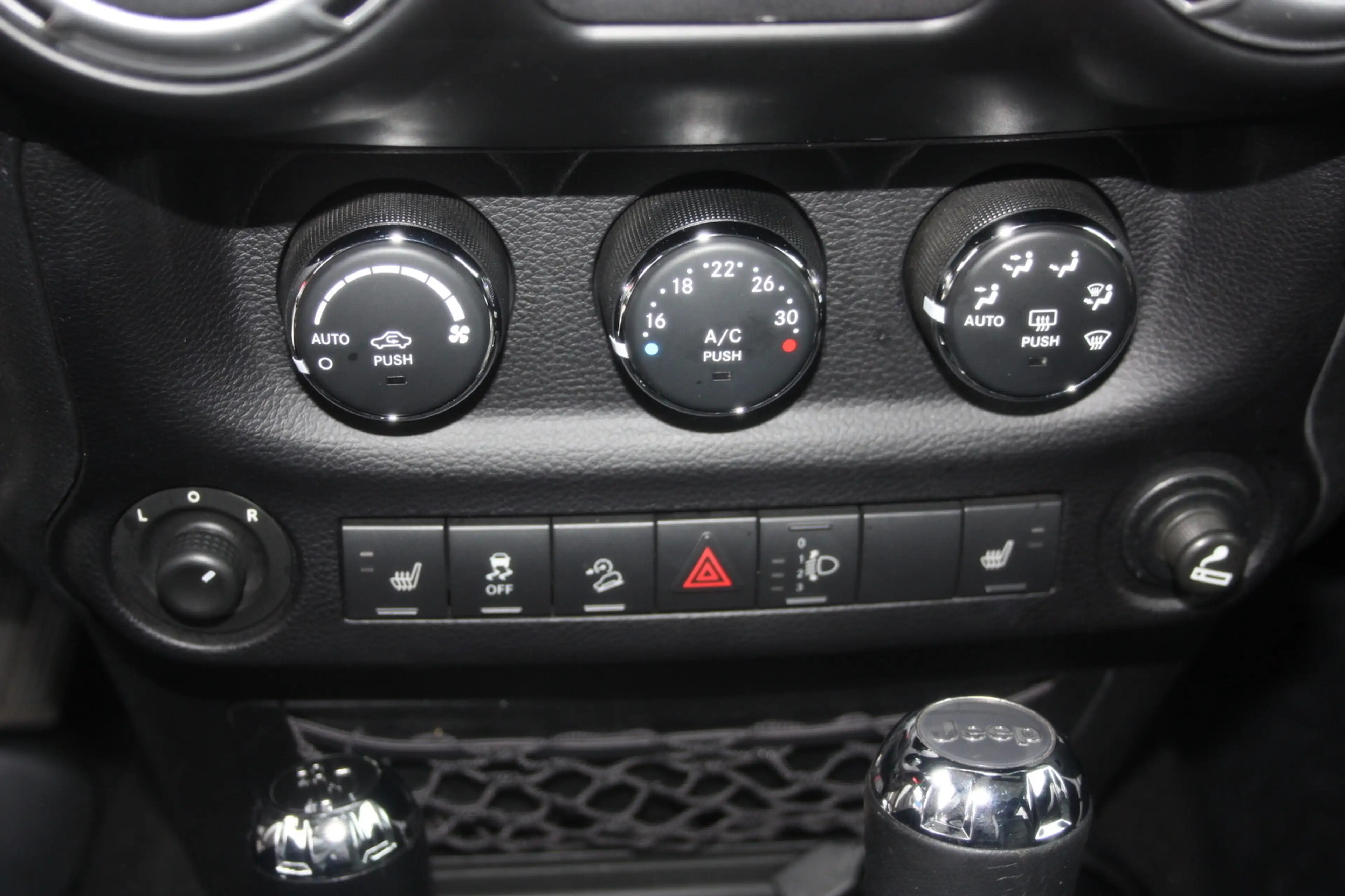 Jeep Wrangler 2.8 SAHARA 4x4 Autom. Navi/Kam/Leder — photo 15