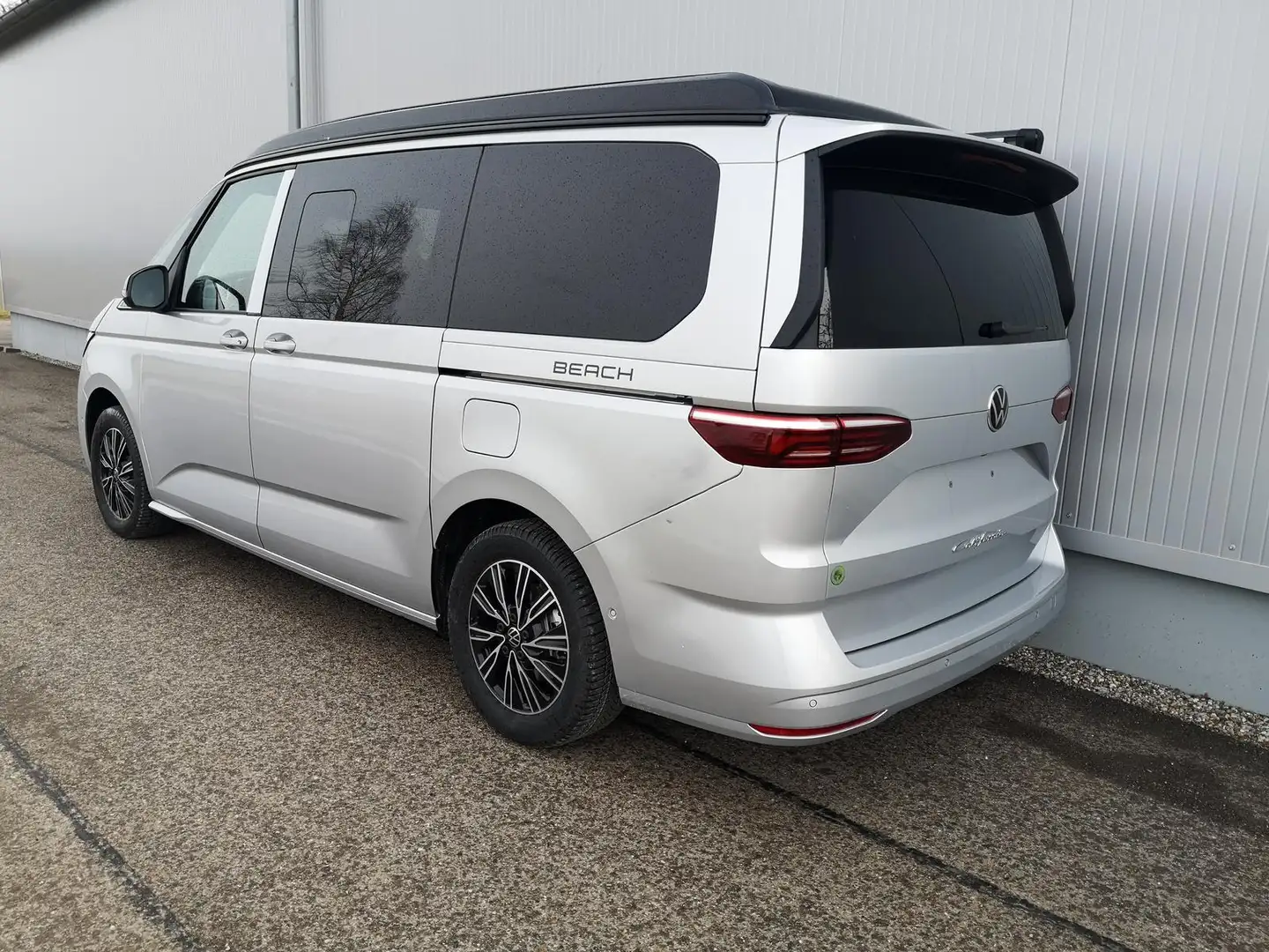 Volkswagen T7 California Beach Tour eHybrid 4MOTION 1.5 TSI 180 kW (245 ... Silber - 2