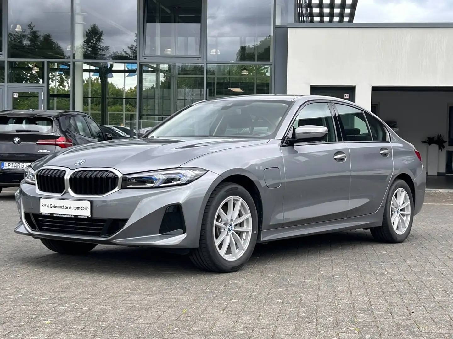 BMW 330 330e xDrive Aut. / DAB / Parking Assistant Grau - 1