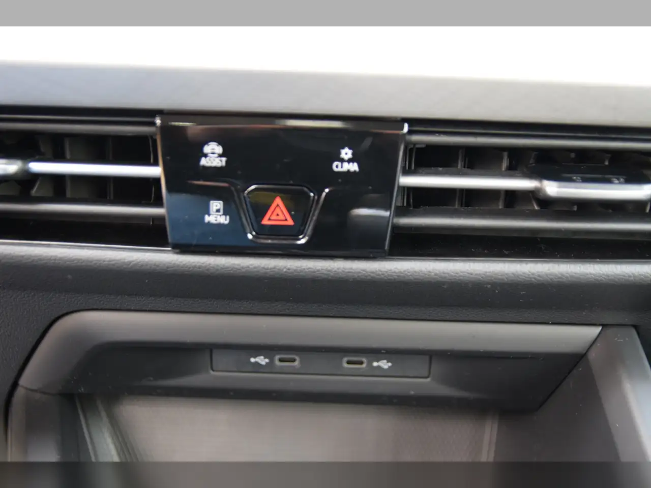 Volkswagen Golf VIII TSI Life LED - Navi 14