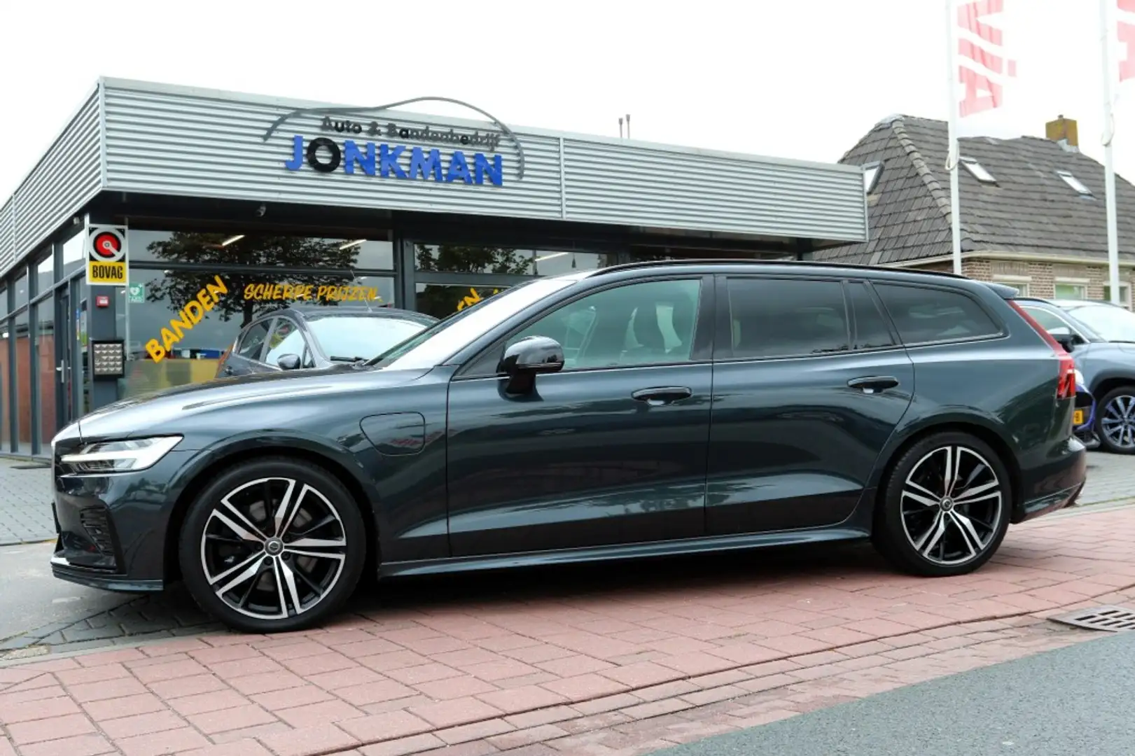 Volvo V60 2.0 T8 TE AWD R-DES. TREKHAAK 12MND Garantie Grijs - 1