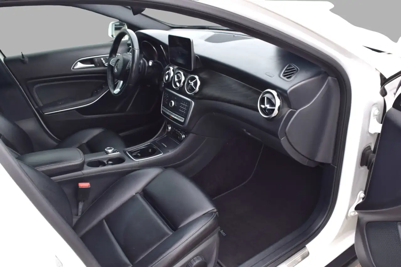 Mercedes-Benz GLA снимка Mercedes-Benz GLA