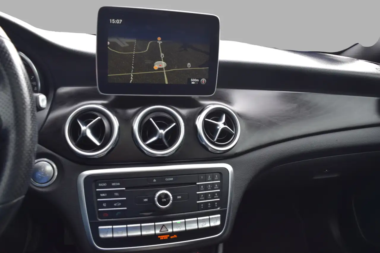 Mercedes-Benz GLA снимка Mercedes-Benz GLA