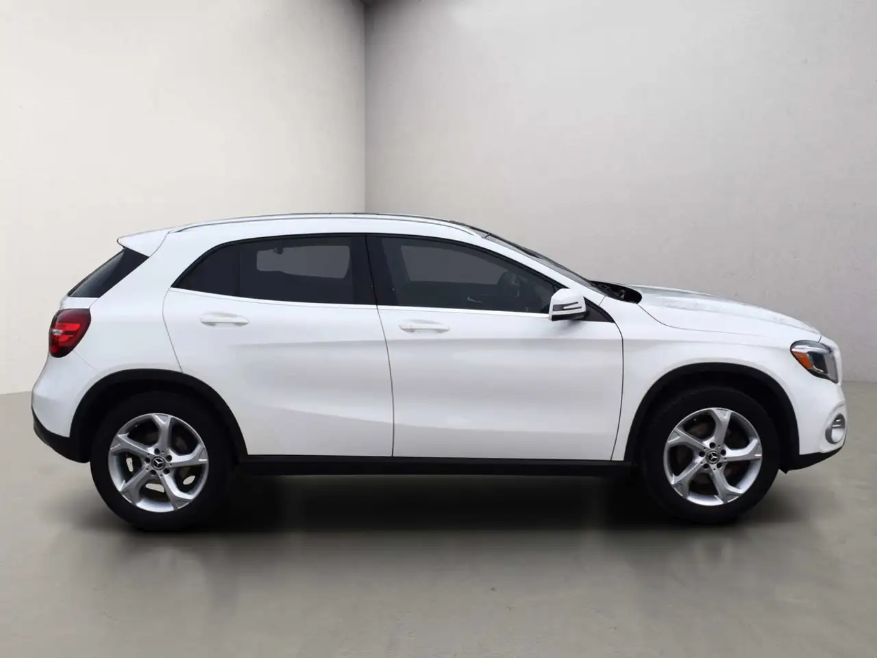 Mercedes-Benz GLA снимка Mercedes-Benz GLA