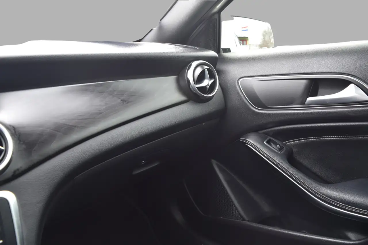 Mercedes-Benz GLA снимка Mercedes-Benz GLA