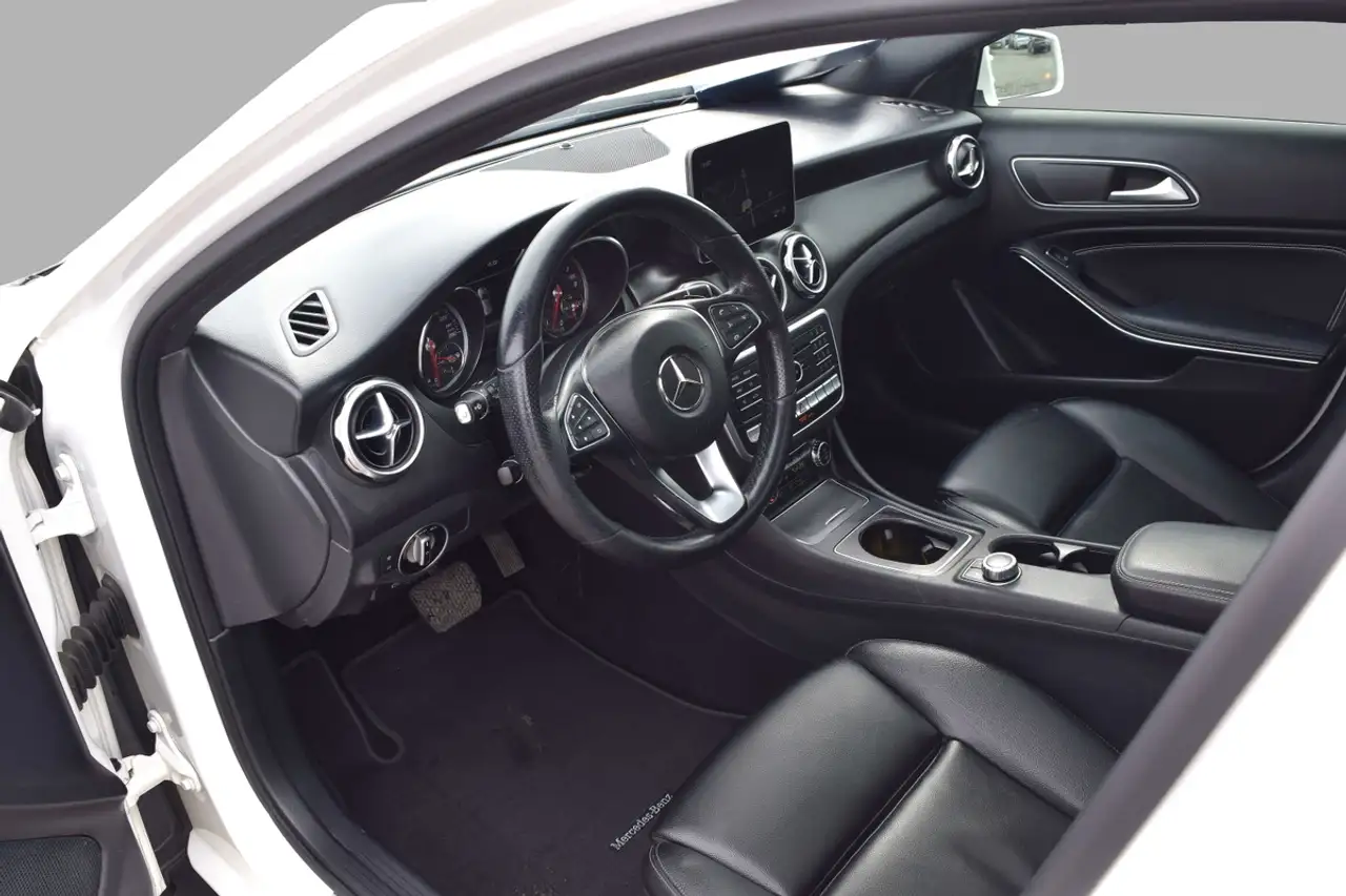 Mercedes-Benz GLA снимка Mercedes-Benz GLA