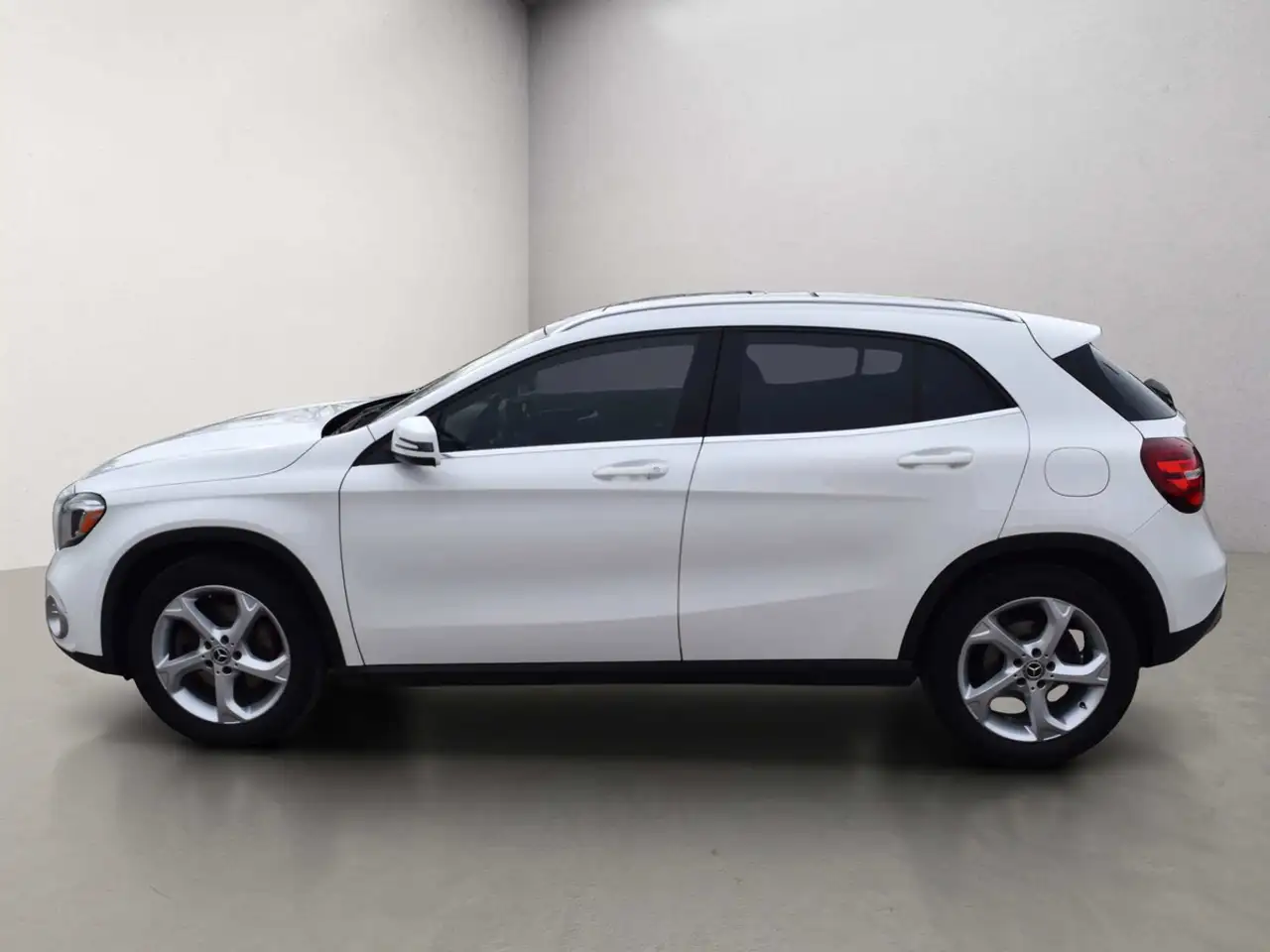 Mercedes-Benz GLA снимка Mercedes-Benz GLA
