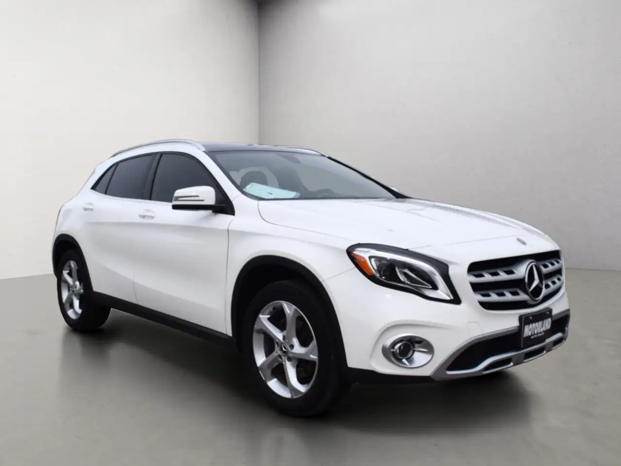 Mercedes-Benz GLA снимка Mercedes-Benz GLA