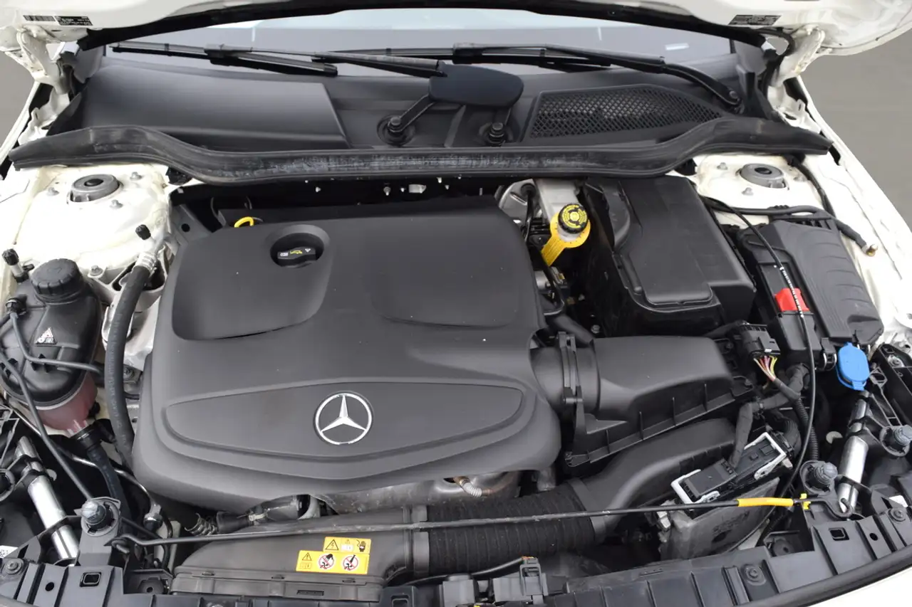 Mercedes-Benz GLA снимка Mercedes-Benz GLA