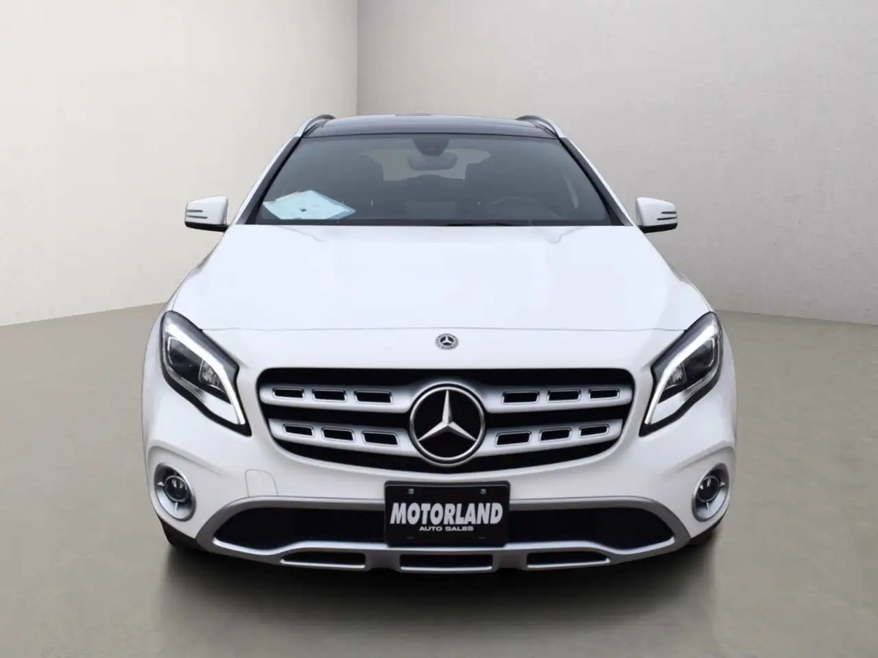 Mercedes-Benz GLA снимка Mercedes-Benz GLA