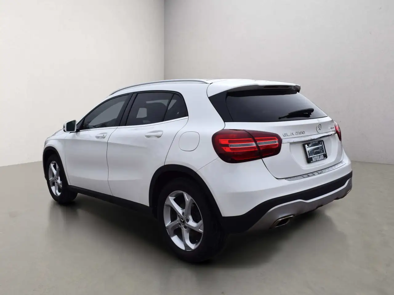 Mercedes-Benz GLA снимка Mercedes-Benz GLA