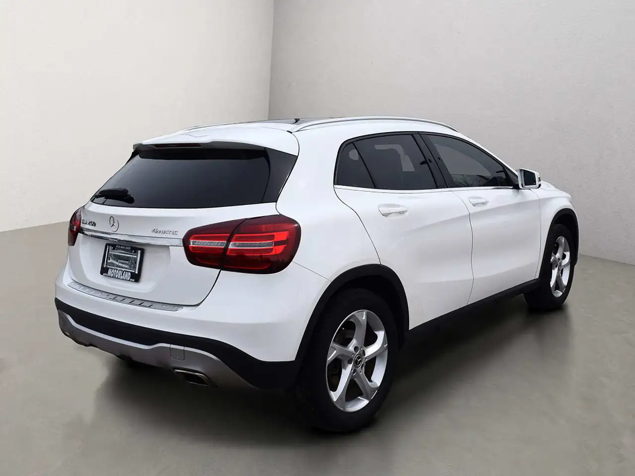 Mercedes-Benz GLA снимка Mercedes-Benz GLA