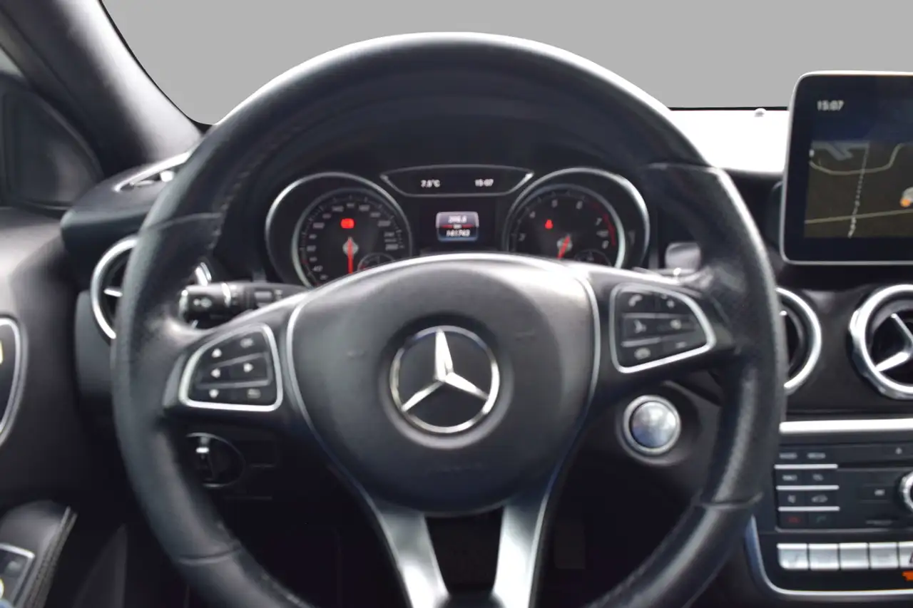 Mercedes-Benz GLA снимка Mercedes-Benz GLA