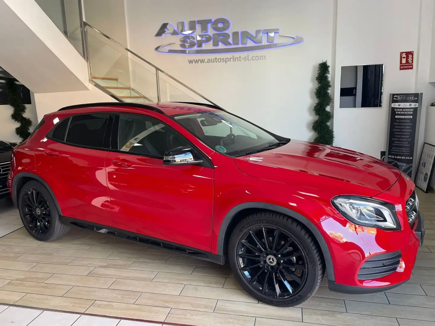 Mercedes-Benz GLA 180 7G-DCT Rouge - 2