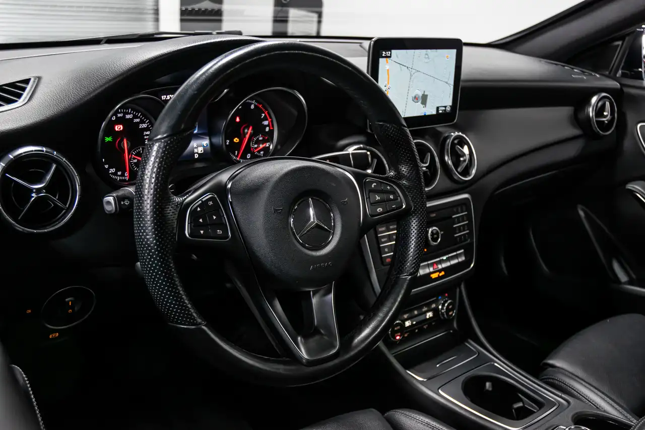 Mercedes-Benz CLA снимка Mercedes-Benz CLA