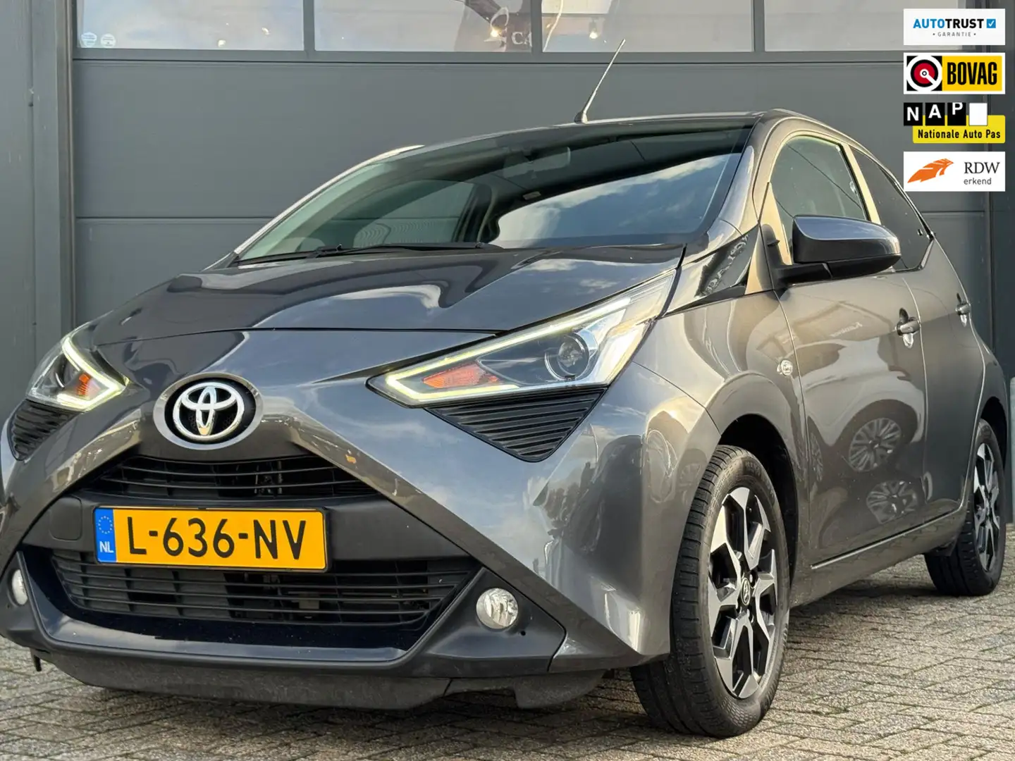 Toyota Aygo 1.0 VVT-i x-joy Grijs - 1