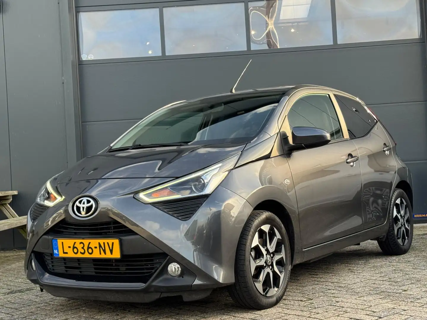 Toyota Aygo 1.0 VVT-i x-joy Grijs - 2