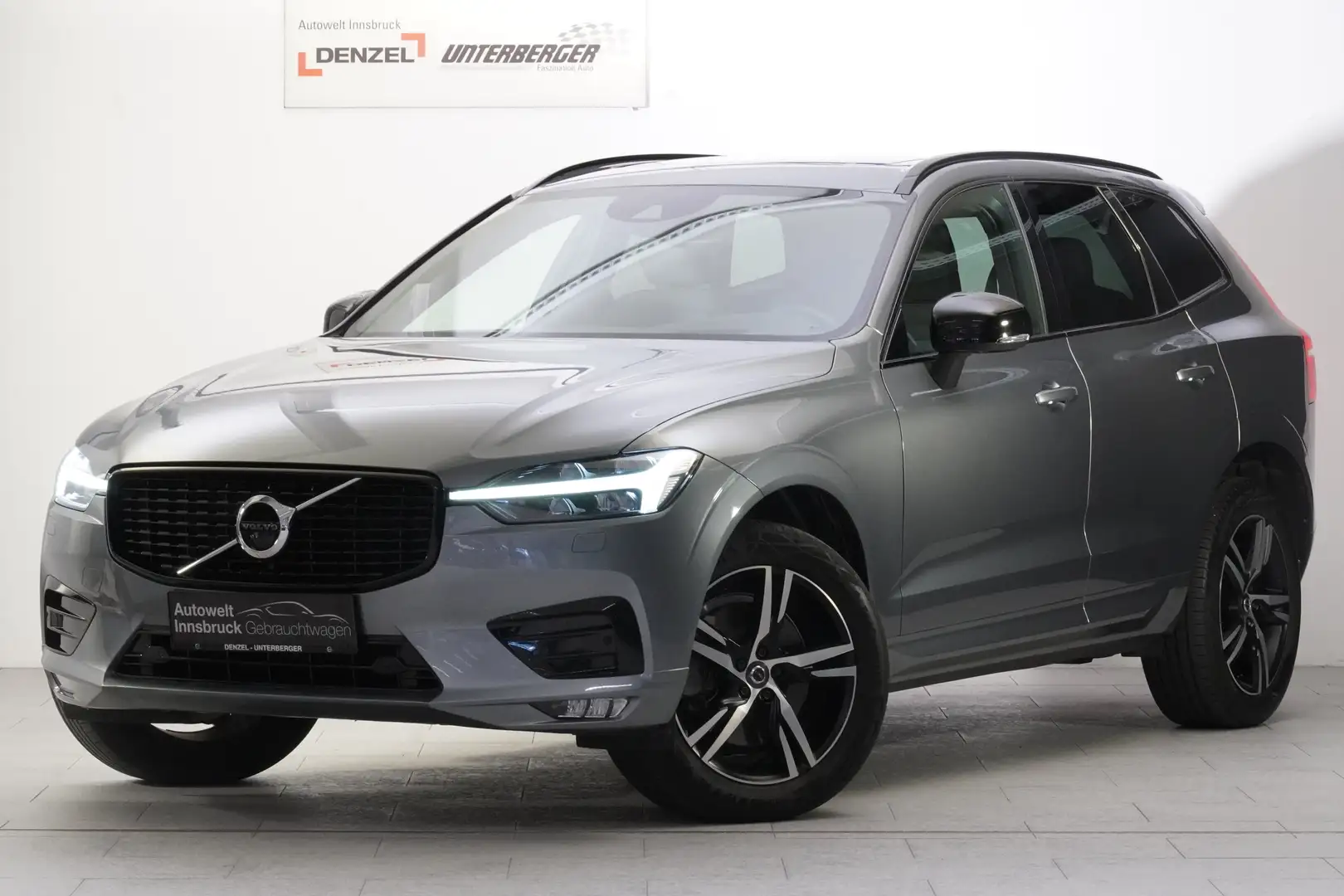 Volvo XC60 B4 R Design AWD Geartronic Grijs - 1
