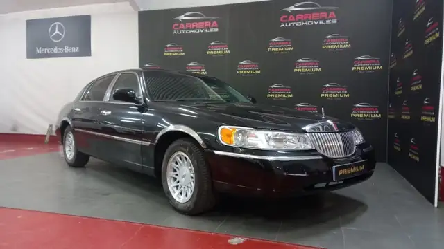 Lincoln Town Car Limousine