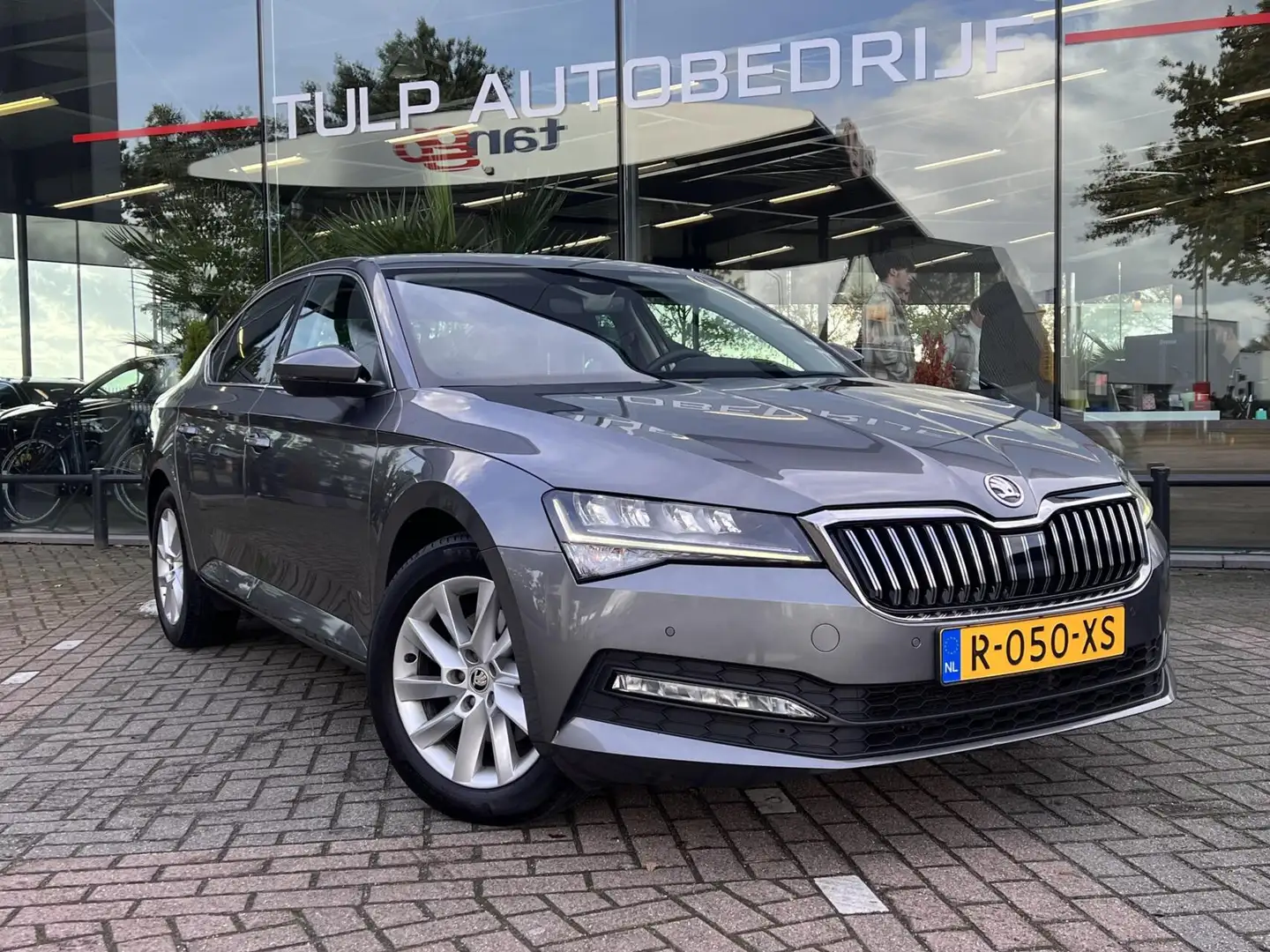 Skoda Superb 1.5 TSI ACT Business Edition Plus Automaat NAP Grau - 2