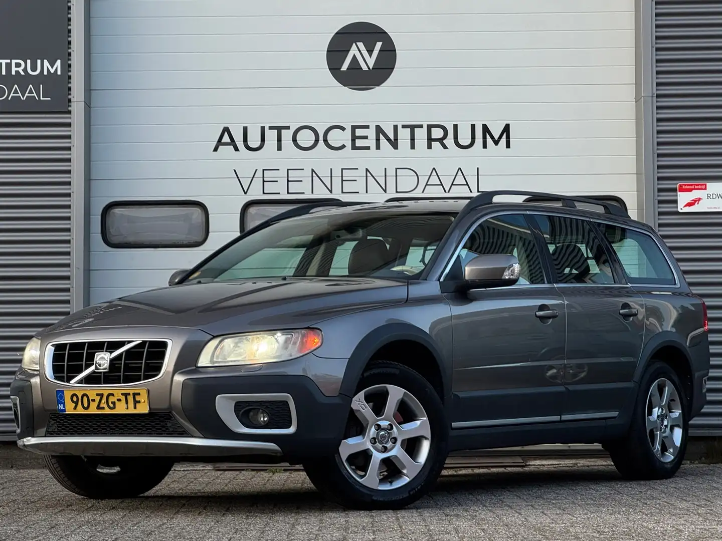 Volvo XC70 2.4 D5 Summum 5-CILINDER 185 PK AUT TREKHAAK/LEDER Grijs - 1