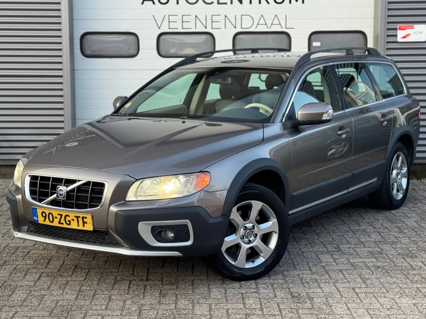 Volvo XC70 2.4 D5 Summum 5-CILINDER 185 PK AUT TREKHAAK/LEDER Grijs - 2