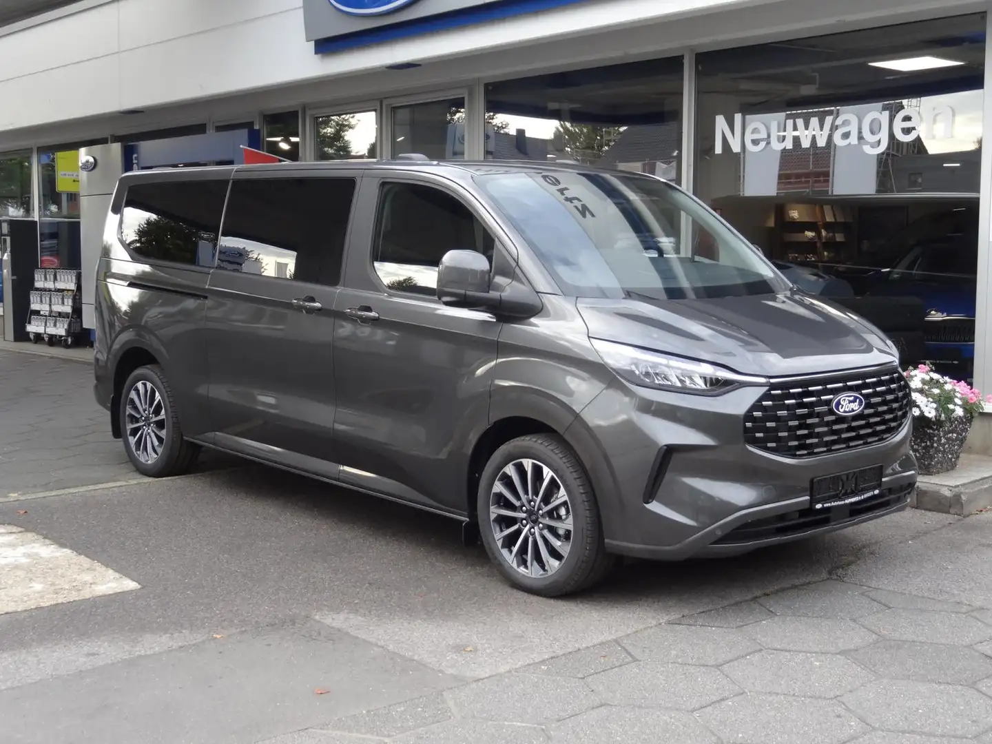 Ford Tourneo Custom Titanium-X L2 AUT Stdhzg AHK Grau - 2