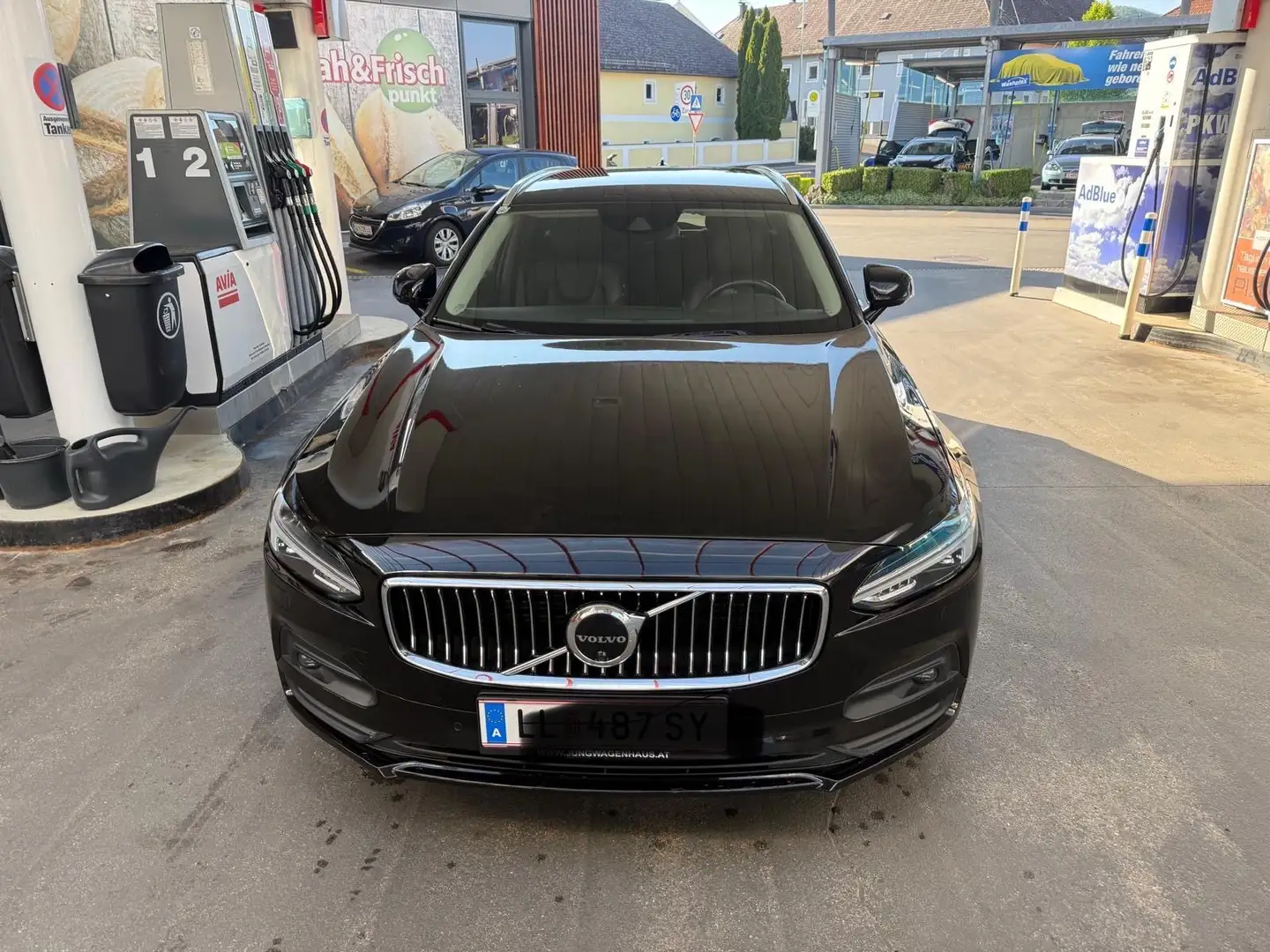 Volvo V90 2.0 D5 Momentum Pro AWD Schwarz - 1