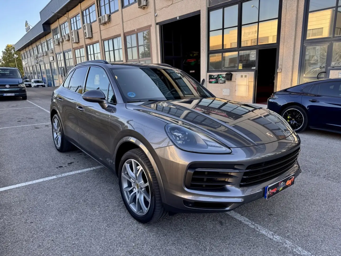 Porsche Cayenne E-Hybrid Aut. Gris - 2