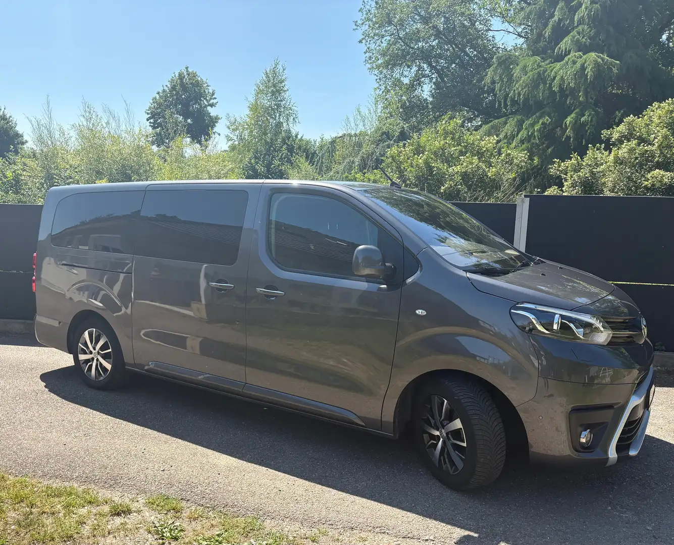 Toyota Proace Proace 2,0-l-D-4D L2 (7-Si.) Autm.Verso Executive Grau - 1